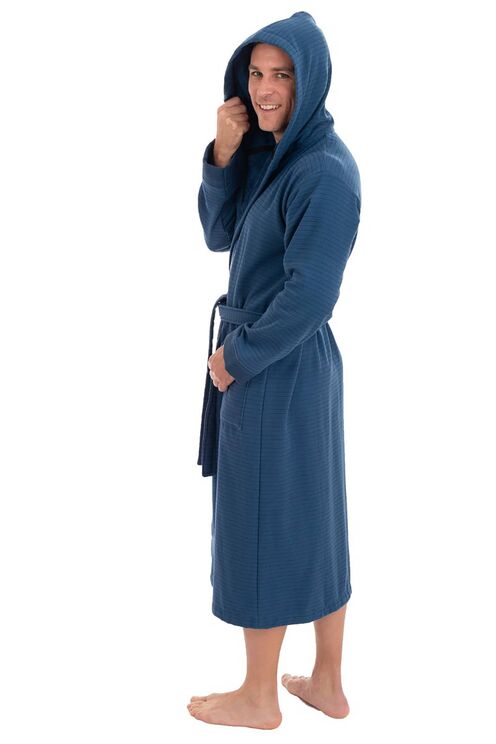 männliches Model trägt einen dunkelblauen Bademantel der Wäschemarke Wewo Fashion