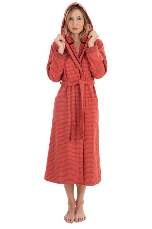 Model trägt einen roten Bademantel der Wäschemarke Wewo Fashion